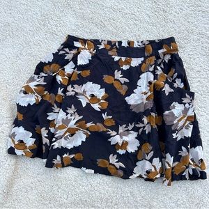 Cute and Flirty Old Navy Mini Skirt with pockets!